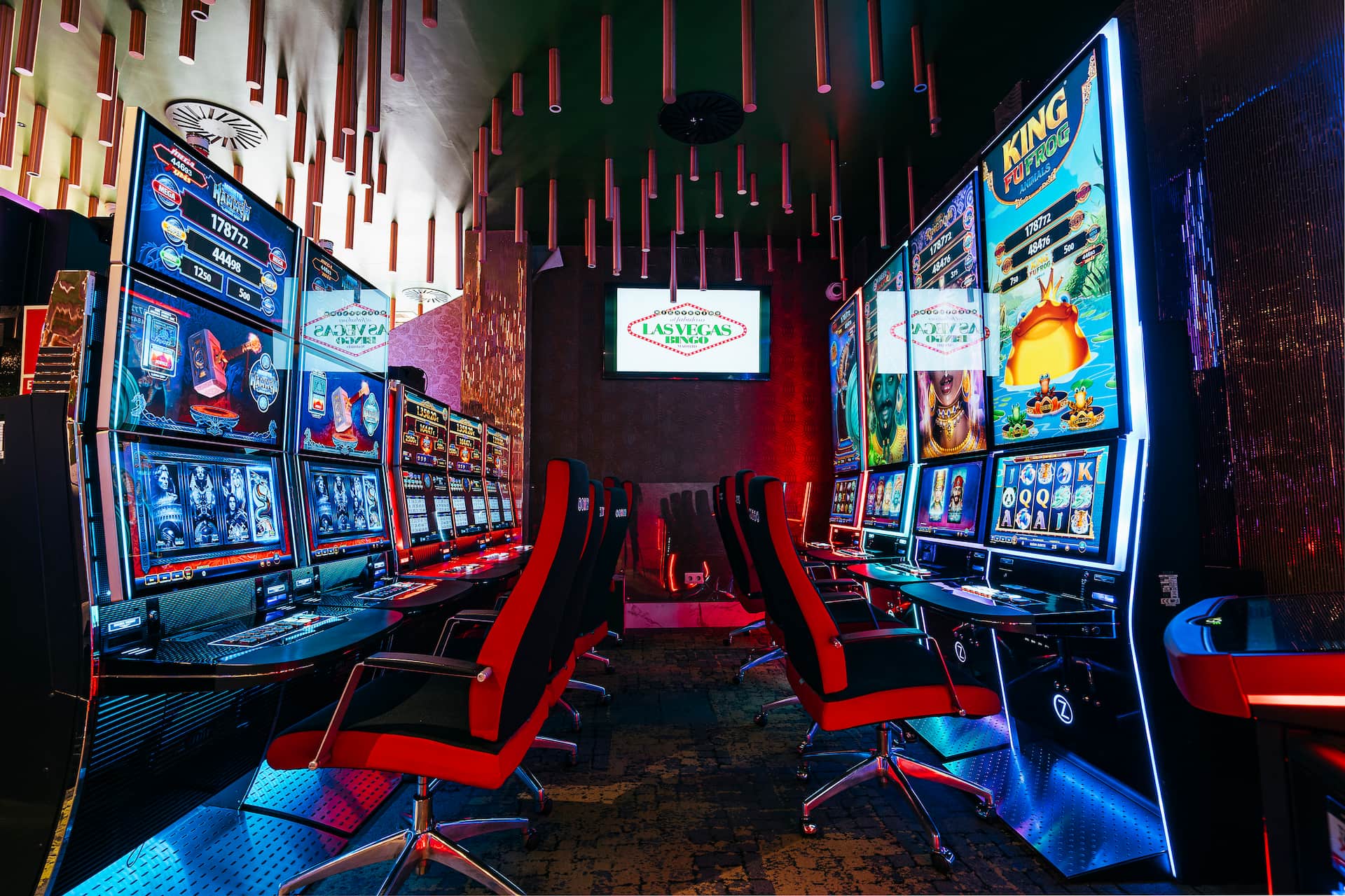 Salón principal de Bingo Las Vegas con máquinas y ambiente de juego