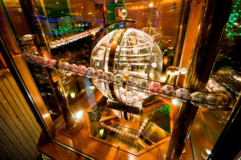 Máquina de bingo con bolas numeradas